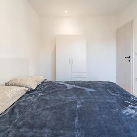 Beach Front Apartment In Zadar With Wifi